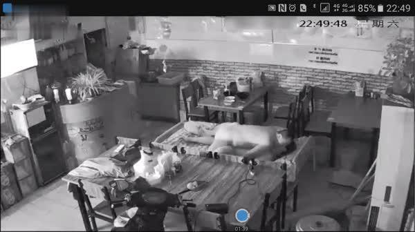 网络摄像头监控偷拍小饭店打佯后老板和媳妇在店里操逼用力过猛把小床弄塌了在餐台上搞